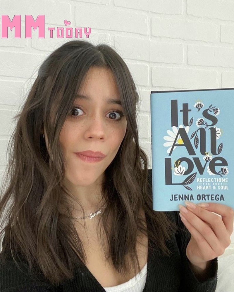 Jenna Ortega là người viết sách